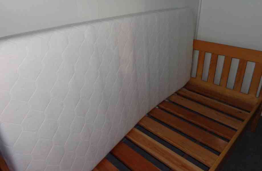 Postel s roštem (smrk) + matrace + věšák - foto 2