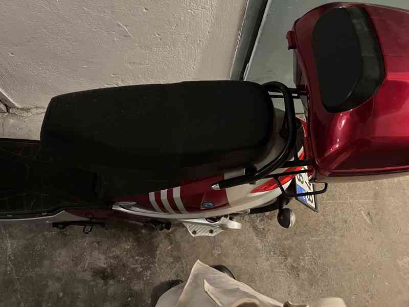 Červený moped - foto 2