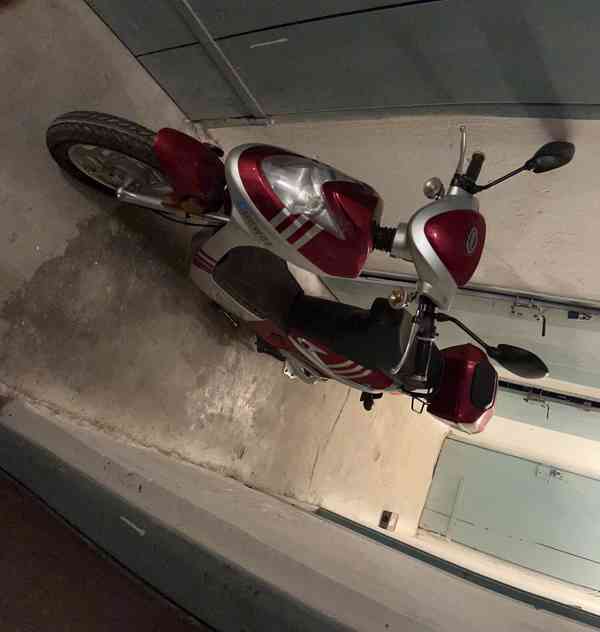 Červený moped - foto 3