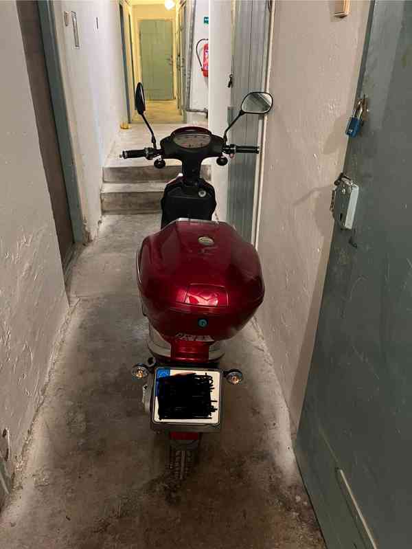 Červený moped - foto 5