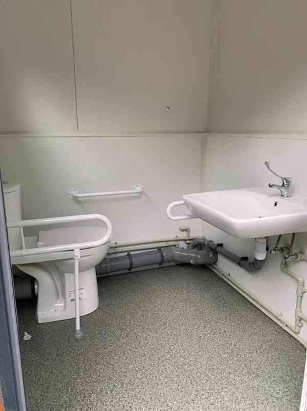 Sanitární kontejnerový pavilon s toaletou, čtyřlůžkový pokoj - foto 9