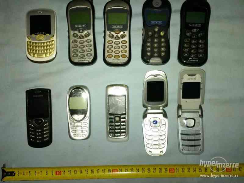 10 mobilů - některé s nebo bez baterky - foto 1