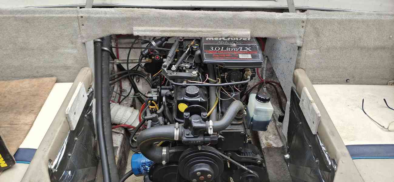Malé plavidlo Bayliner Capri 205 2LS s přívěsem Escort - foto 11