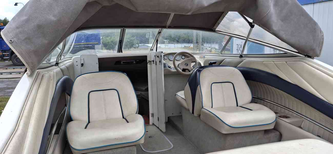 Malé plavidlo Bayliner Capri 205 2LS s přívěsem Escort - foto 5