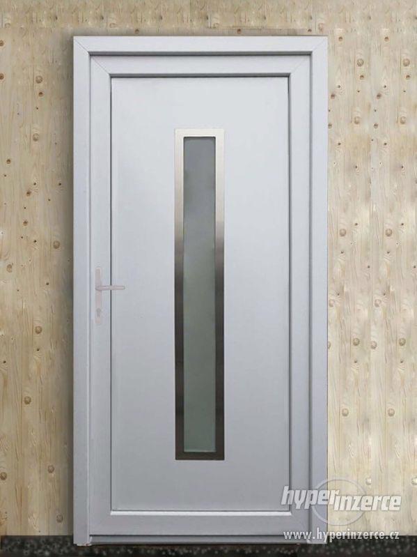 Vchodové dveře plastové bílé sklo-kov - foto 1