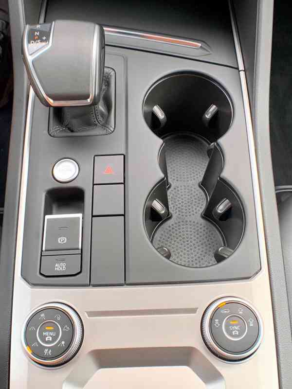 VW Touareg 3.0 TDI kůže VZDUCH tažné 4x vyhřívání ACC LED - foto 9