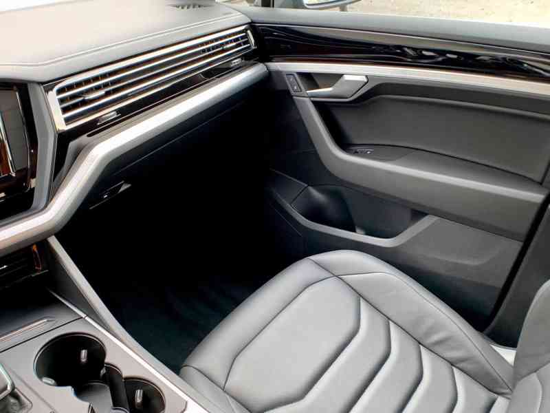 VW Touareg 3.0 TDI kůže VZDUCH tažné 4x vyhřívání ACC LED - foto 17