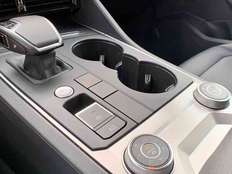 VW Touareg 3.0 TDI kůže VZDUCH tažné 4x vyhřívání ACC LED - foto 23