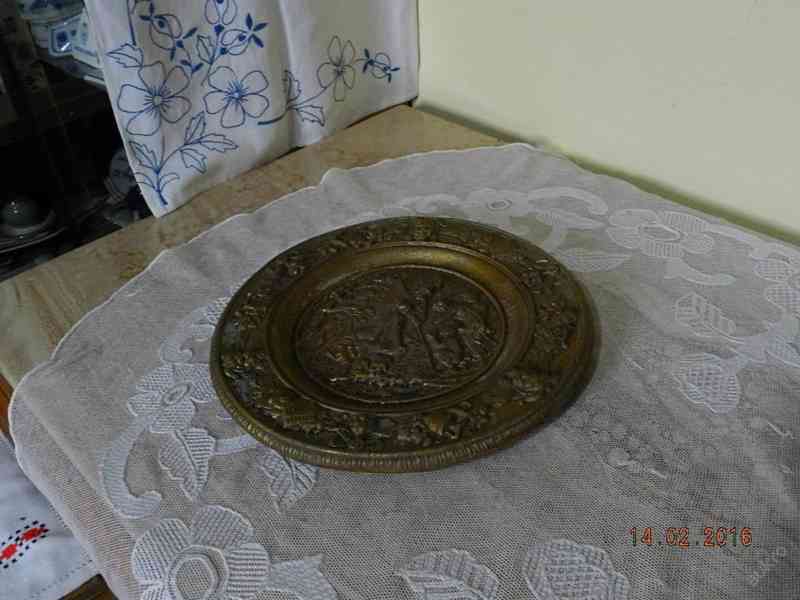 Starožitný hezky zdobený kovový talíř 32cm
