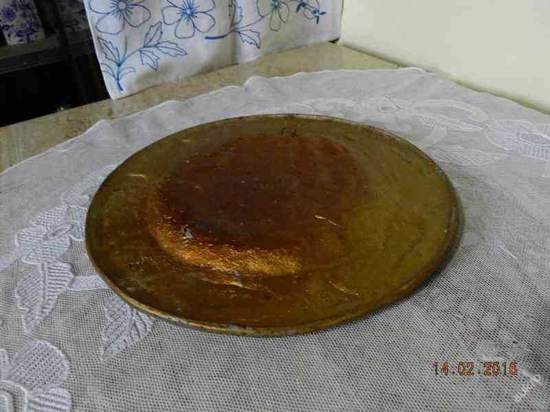Starožitný hezky zdobený kovový talíř 32cm - foto 3