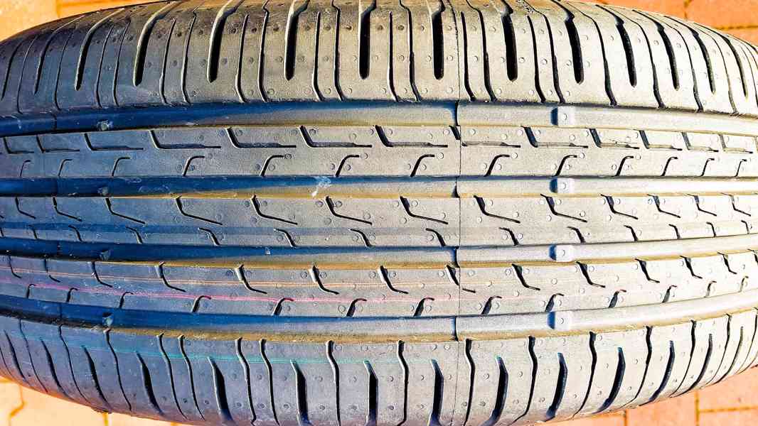 prodám zcela nové letní pneu Continental EcoContact 6, 215/6 - foto 2
