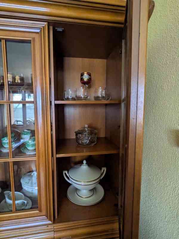 Krásná designová prosklená vitrína - foto 5