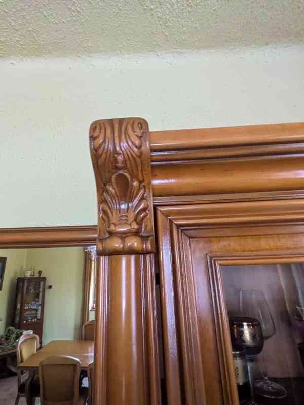 Krásná designová prosklená vitrína - foto 3