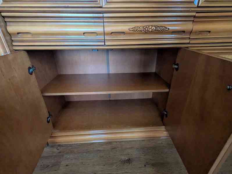 Krásná designová prosklená vitrína - foto 2