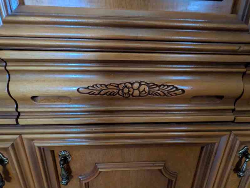 Krásná designová prosklená vitrína - foto 7