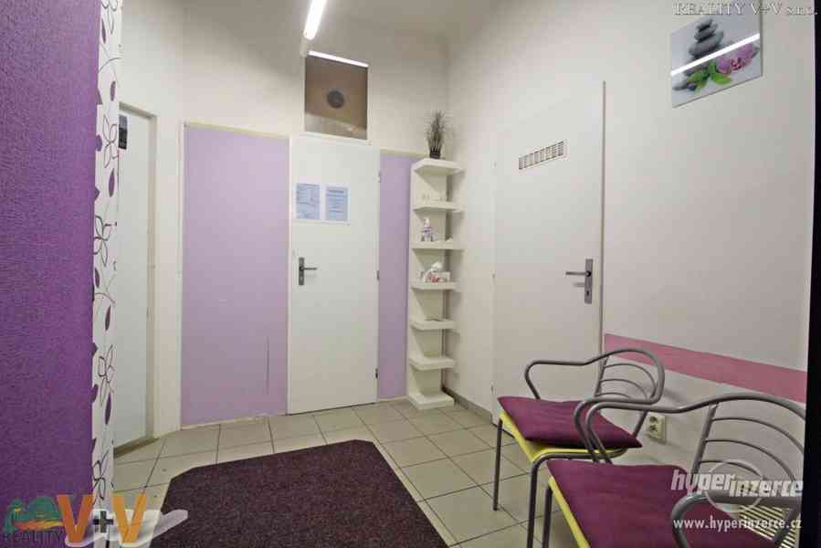 Zavedené studio péče o tělo nabízí k pronájmu část komerčních prostor - foto 6