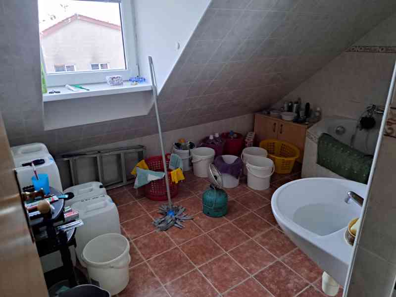 BYT 2KK 58M2 PODKROVNÍ ŠESTAJOVICE PRAHA 9 PRODEJ  - foto 16