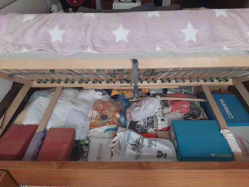 Krásná manželská postel s rošty a nočními stolky - foto 3