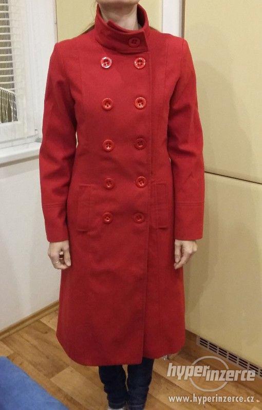 červený dámský kabát - foto 1