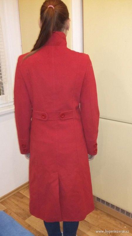 červený dámský kabát - foto 2