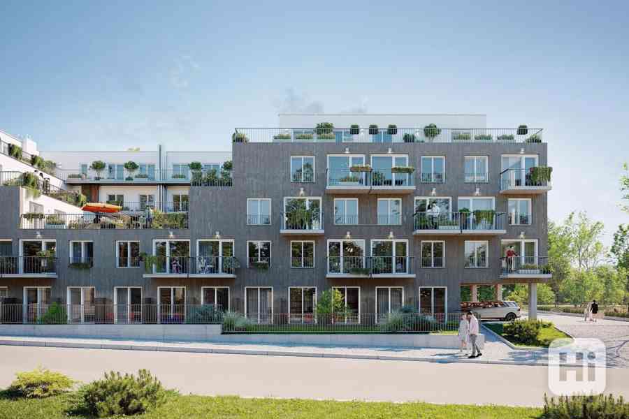 Velký rodinný byt 4+kk s prostornou terasou v posledním patře bytového projektu Zelené kaskády. - foto 4