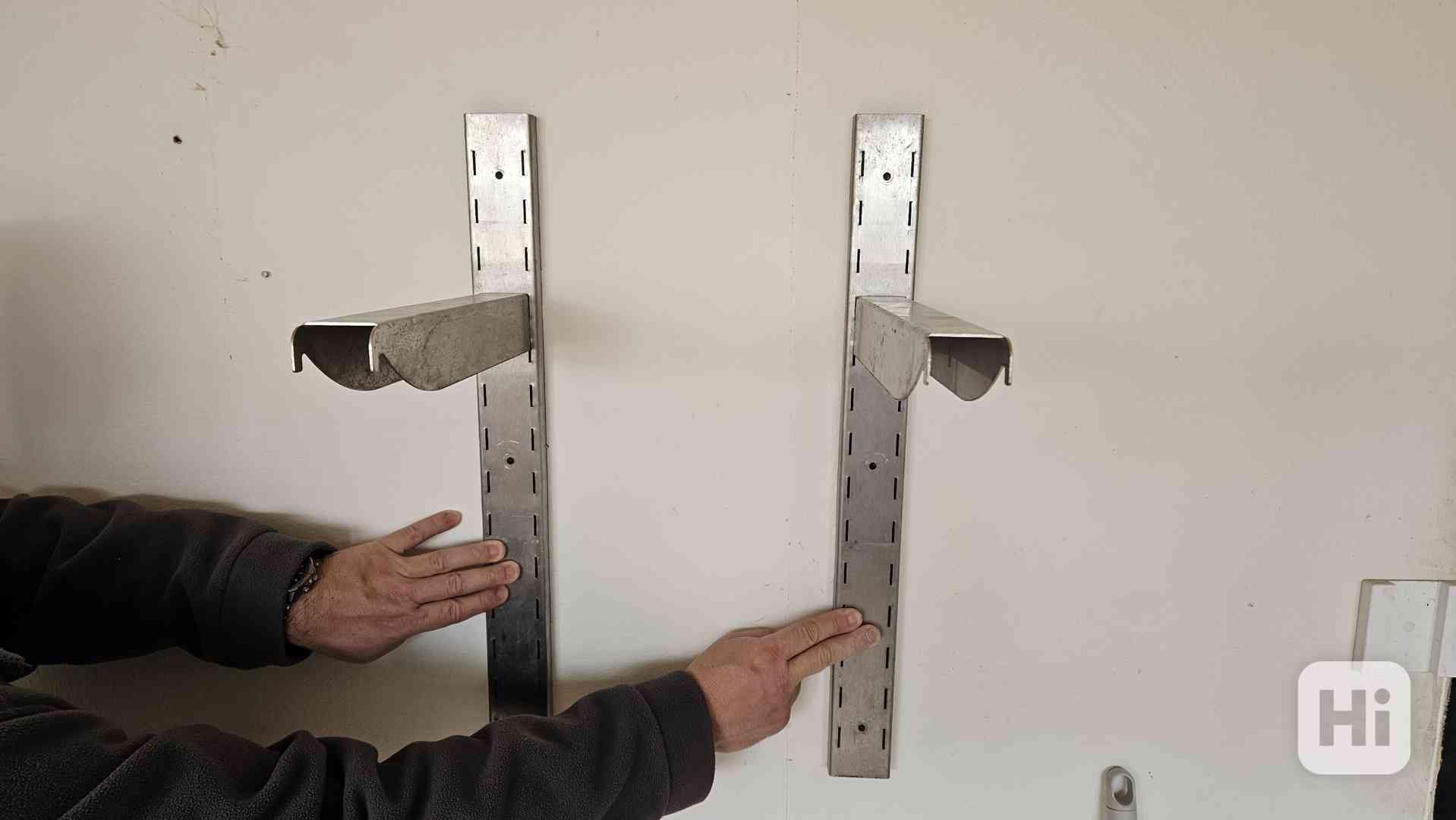 Nerezový stavitelný držák na polici, regál, Kralupy. - foto 1