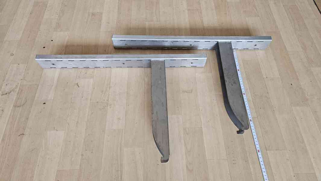 Nerezový stavitelný držák na polici, regál, Kralupy. - foto 3