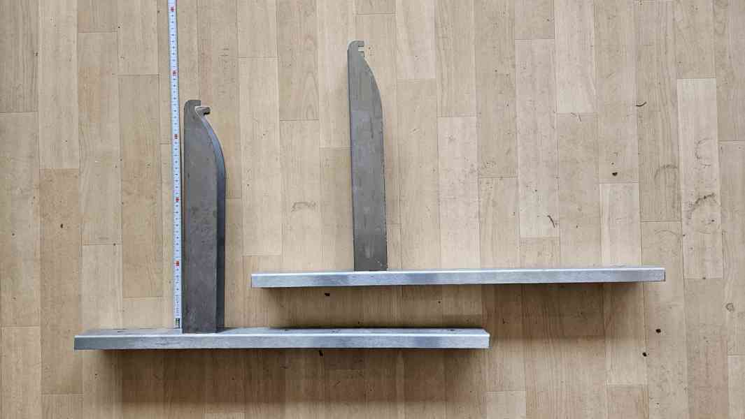 Nerezový stavitelný držák na polici, regál, Kralupy. - foto 2