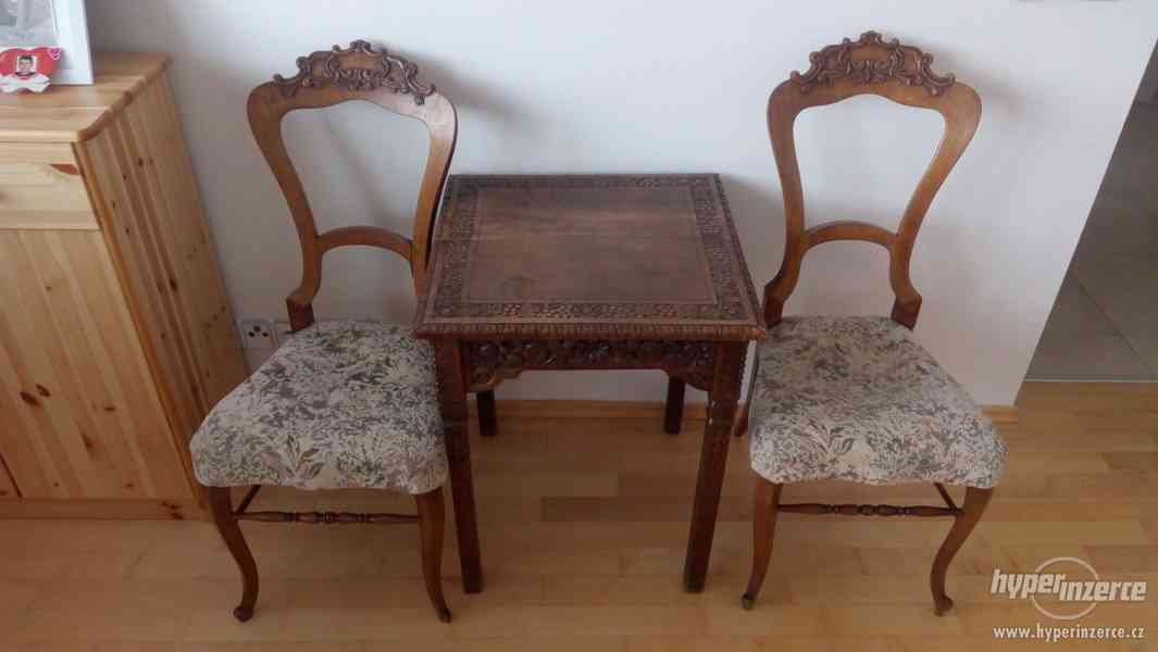 starožitný vyřezávaný stoleček a 2 židličky - foto 1