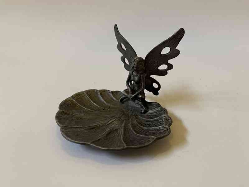 Motýlí dívka - kovová odkládací miska