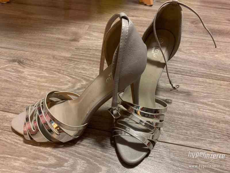 Dámské stříbrné sandály na podpatku - vel.41 - foto 2