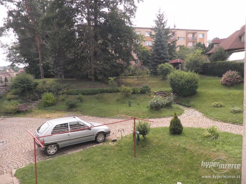 Prodej zděného bytu 4+1 (OV) 108 m2, zahrada a parkovací místo v Pelhřimově - foto 4