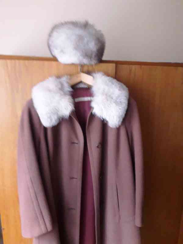 Kabát s límcem a čepicí ze stříbrné lišky. - foto 2