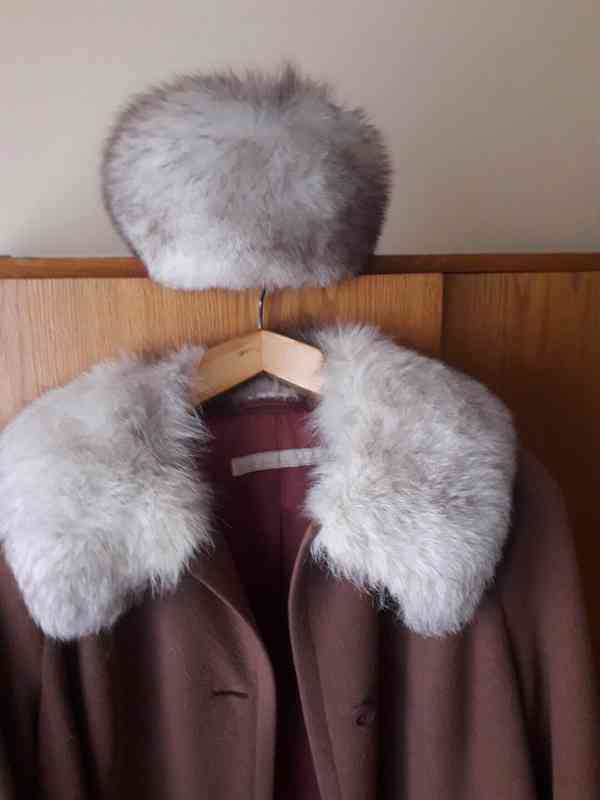 Kabát s límcem a čepicí ze stříbrné lišky. - foto 1