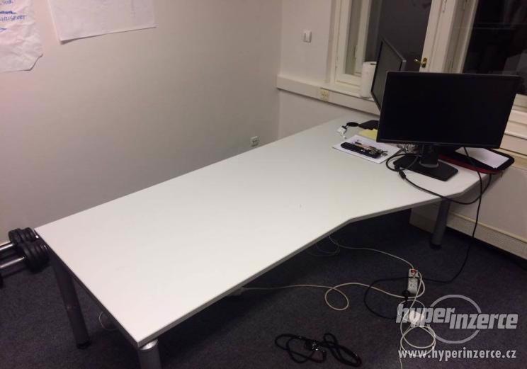 Kancelářský stůl bílý (s výkrojem) - foto 1
