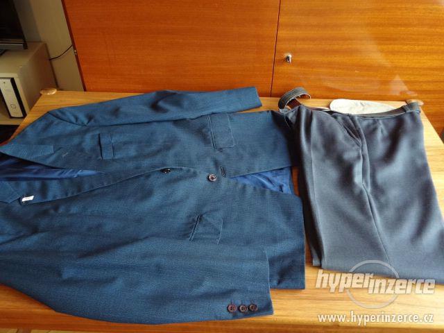 Modré sako a šedé kalhoty - foto 1
