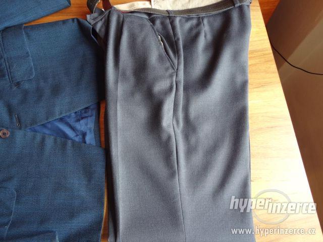 Modré sako a šedé kalhoty - foto 3