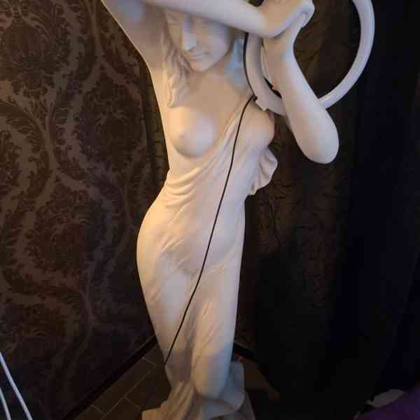 Dekorativní socha ženy, 130 cm, 40 kg + LED kruhová lampa zd - foto 3
