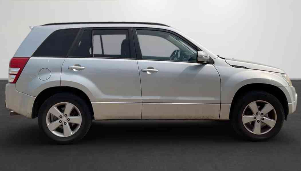 Suzuki Grand Vitara 2.4i Club benzin 124kw - foto 3