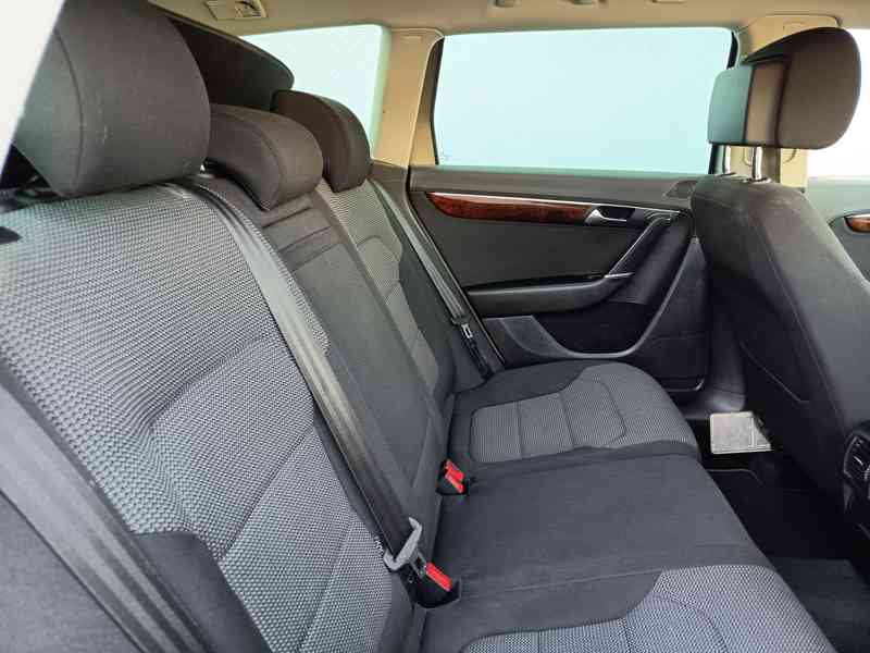 VOLKSWAGEN Passat Variant 2,0TDI Comfortline  - foto 14