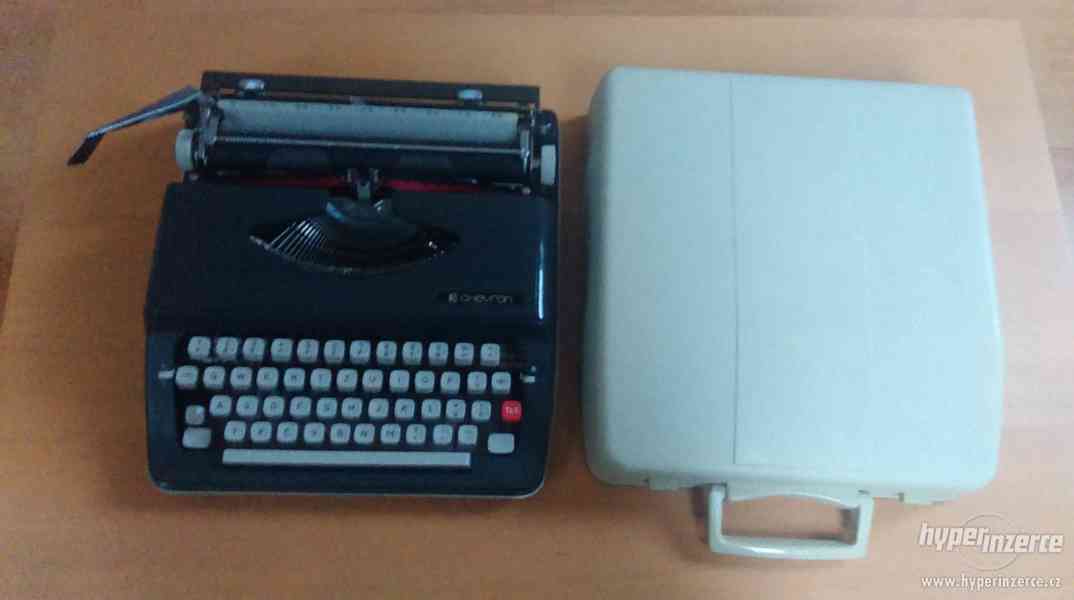 Prodám kufříkový psací stroj CHEVRON - foto 1