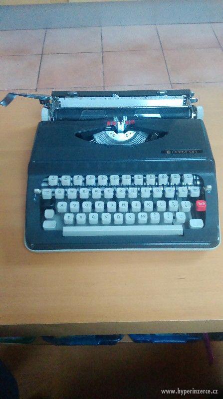 Prodám kufříkový psací stroj CHEVRON - foto 2