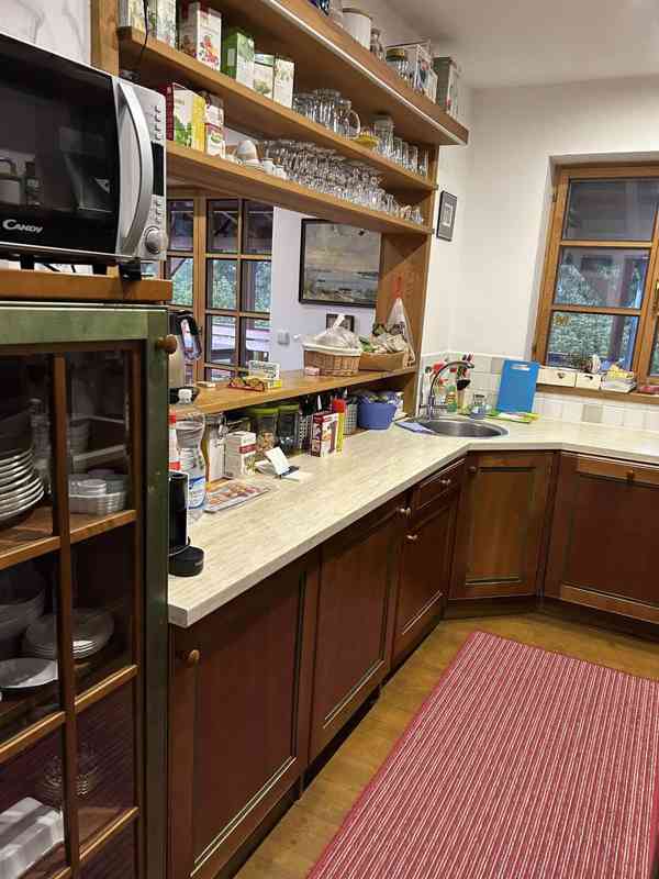 Kuchyňská linka a barové okno - foto 7