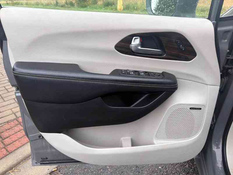 Chrysler Pacifica 3,6 RU Limited Radar 360 2022 - foto 14