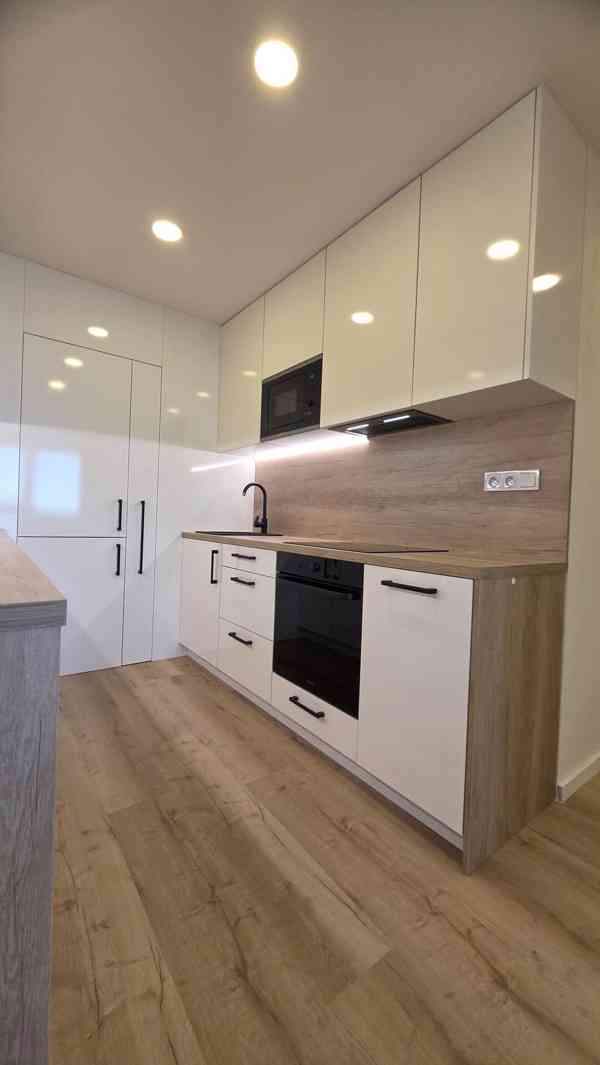 Byt 2+kk s lodžií po kompletní rekonstrukci, celkem 54 m² - foto 2