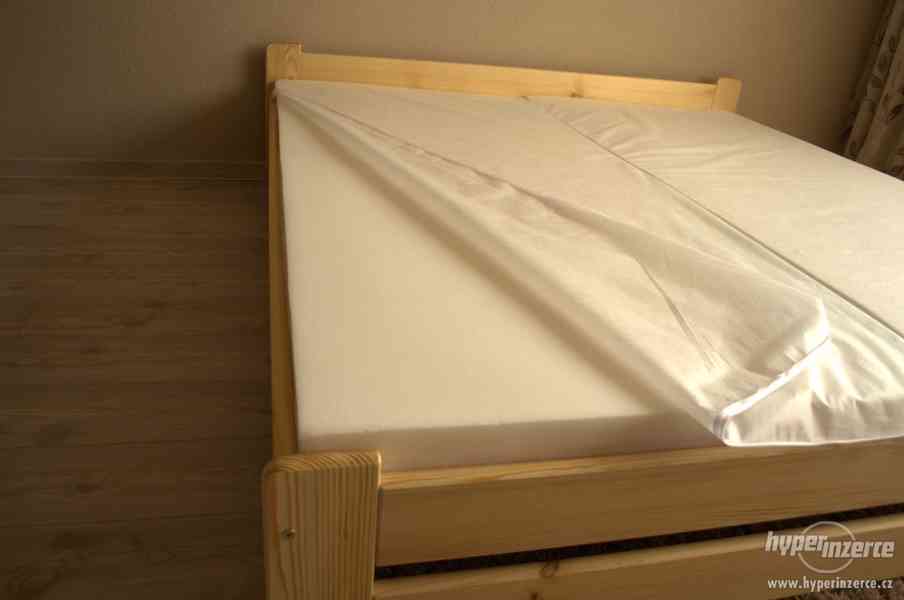 NOVÉ kvalitní manželské postele z masivu s roštem a matrací - foto 7