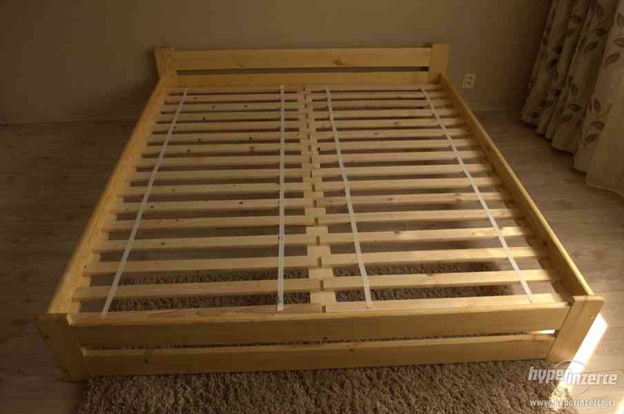 NOVÉ kvalitní manželské postele z masivu s roštem a matrací - foto 9