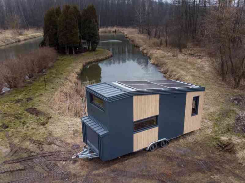 Malý nový obyvatelný dům v kontejnerech na kolečkách