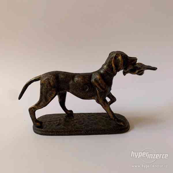 Lovecký pes s bažantem - kovová socha - foto 1