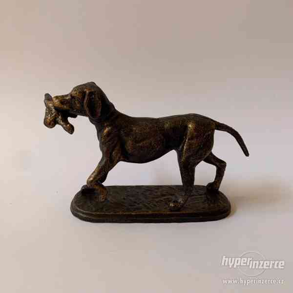 Lovecký pes s bažantem - kovová socha - foto 2